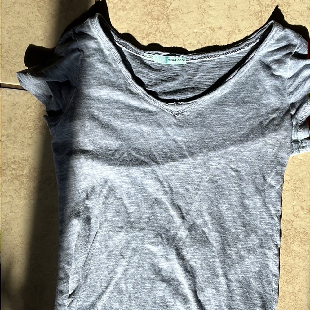 Maurice’s gray/blue t shirt size extra small